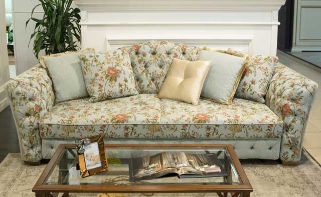 диван перетянутый тканью жаккард с цветочным узором